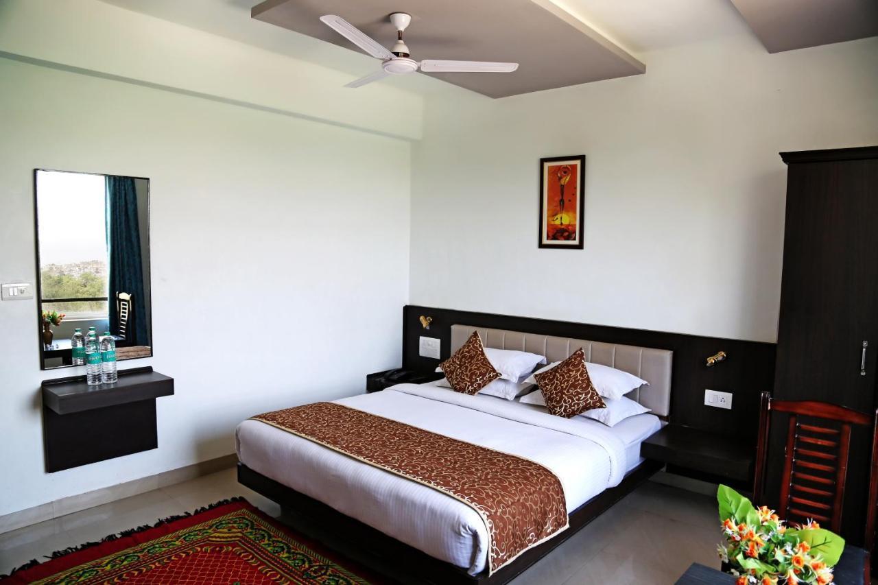 Narayans Leela Inn Udaipur Bagian luar foto
