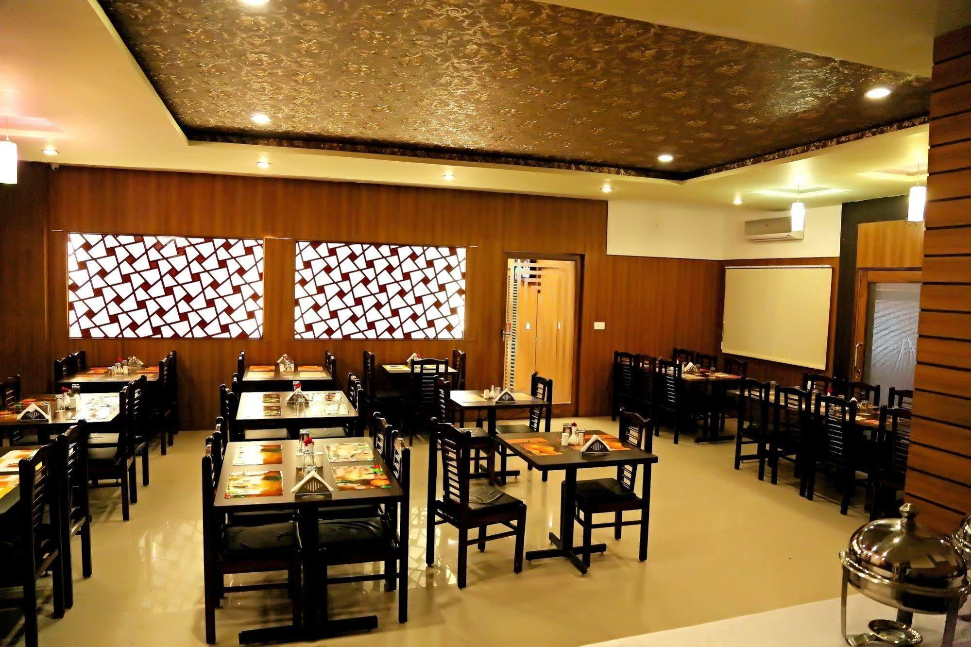 Narayans Leela Inn Udaipur Bagian luar foto