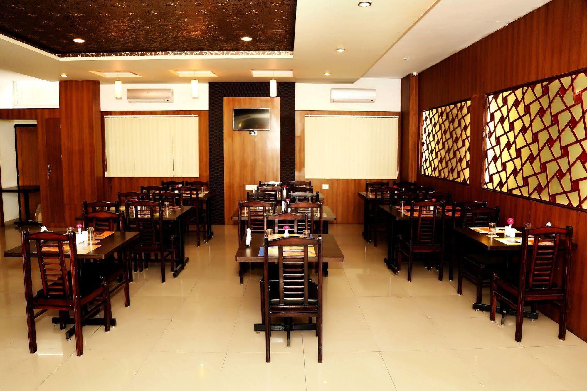 Narayans Leela Inn Udaipur Bagian luar foto