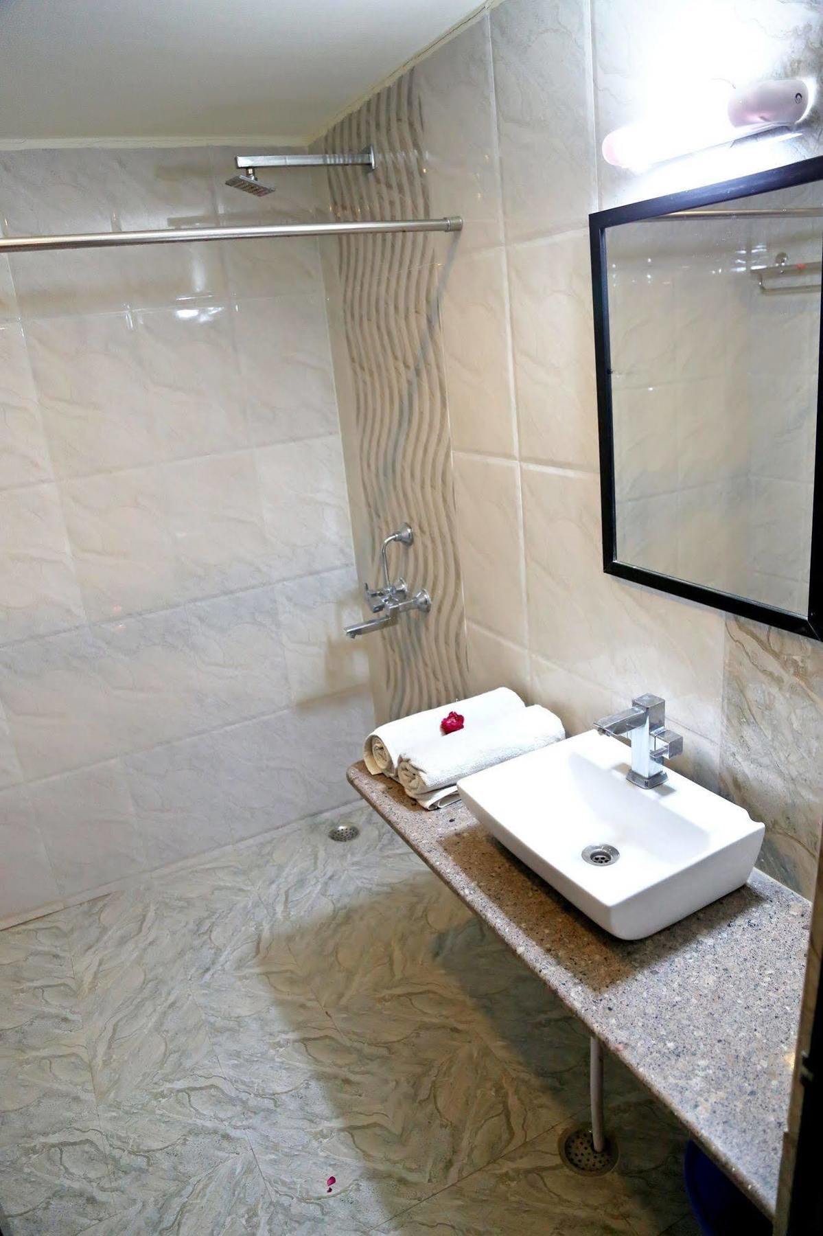 Narayans Leela Inn Udaipur Bagian luar foto