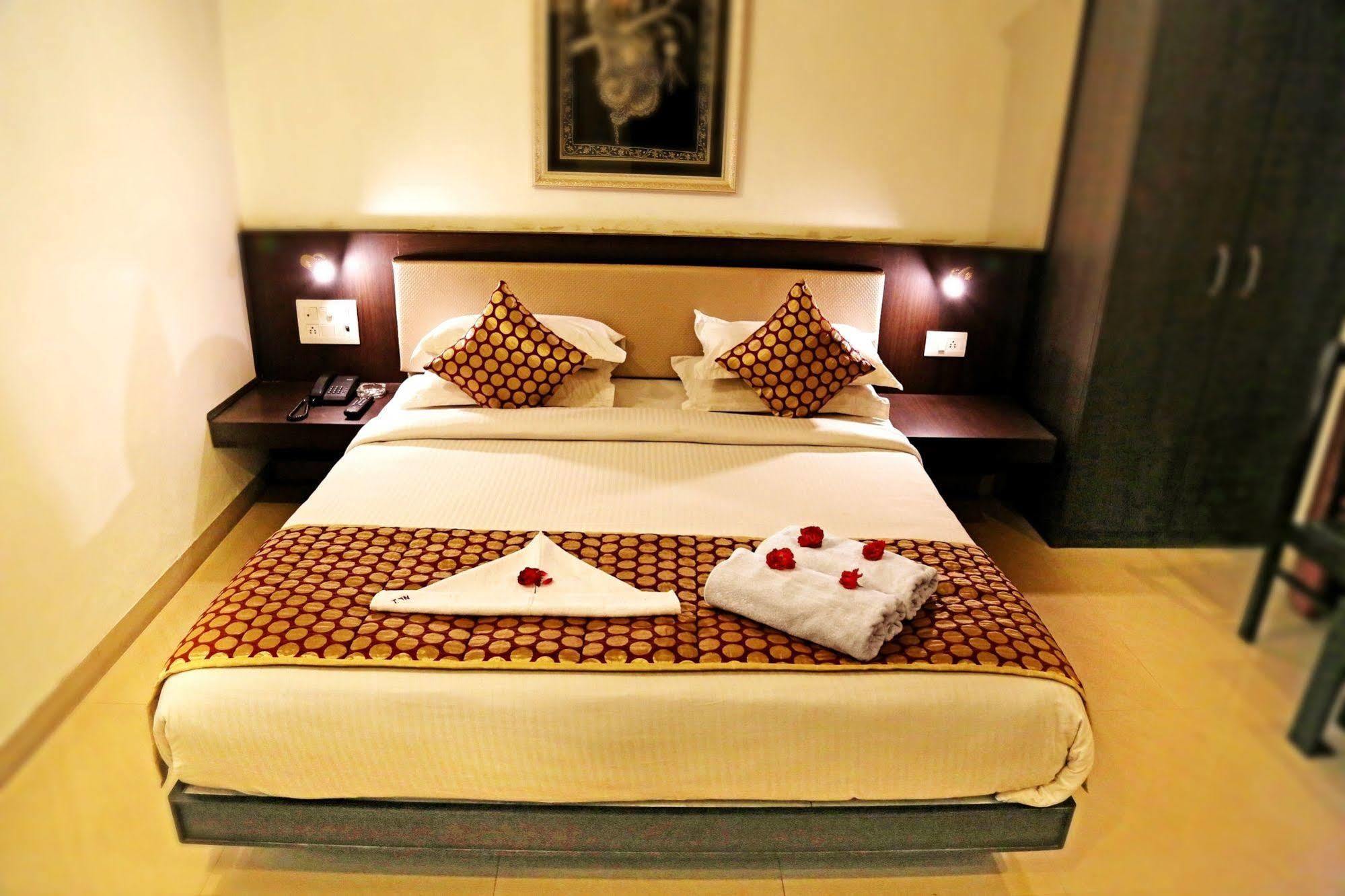 Narayans Leela Inn Udaipur Bagian luar foto