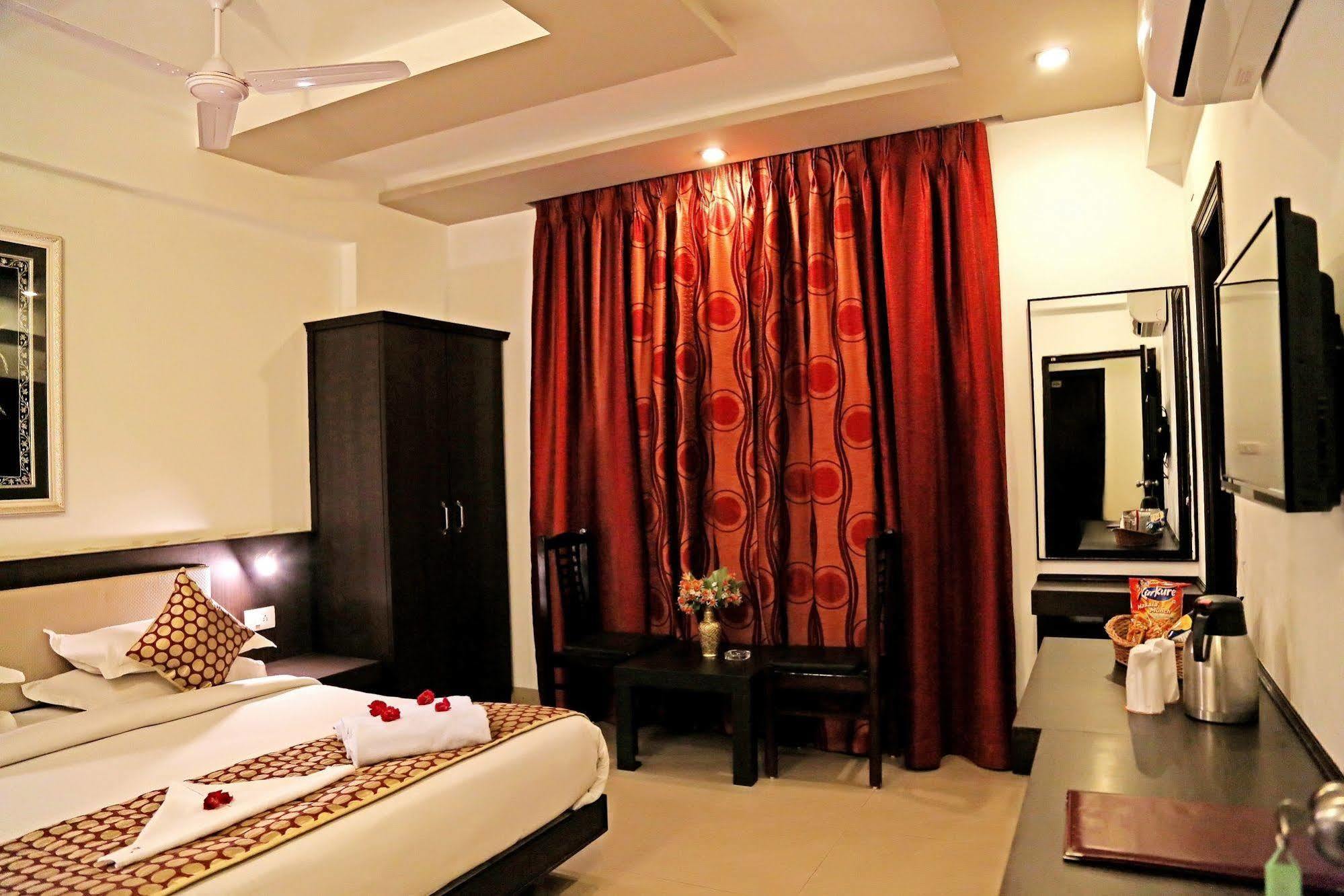 Narayans Leela Inn Udaipur Bagian luar foto